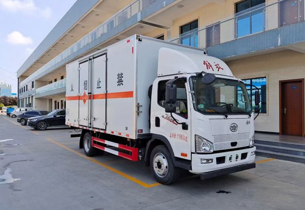  国六解放J6F危险品厢式运输车|爆破器材运输车