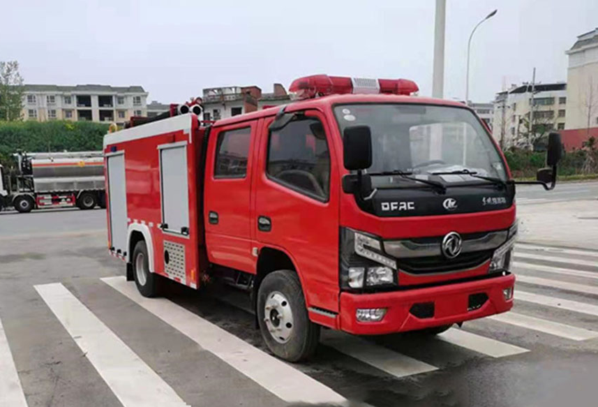  国六2.5吨东风水罐消防车